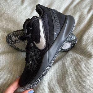 Nike KYRIE FLYTRAP 2 NWOT
